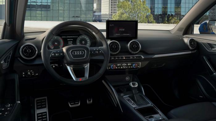 Στον αναβαθμισμένο στάνταρ εξοπλισμό του Audi Q2 έχει προστεθεί ένα ψηφιακός πίνακας οργάνων 12,3 ιντσών καθώς και σύστημα ψυχαγωγίας με οθόνη 8,8 ιντσών.