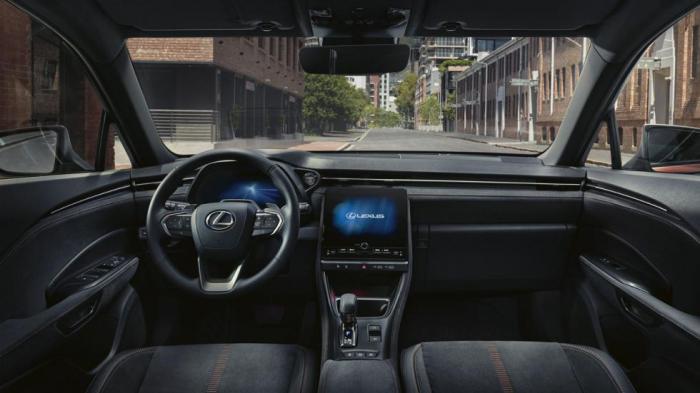 Πίσω από το τιμόνι εγκαινιάζεται για την Lexus μία 12,3 ιντσών οθόνη με δυνατότητα παραμετροποίησης.