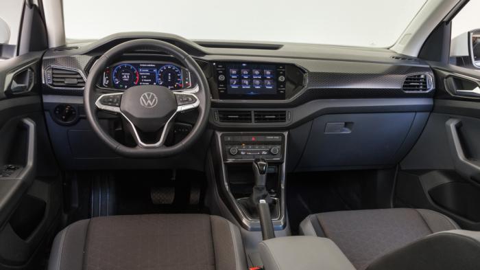 Νεανικό στυλ έχει το εσωτερικό με μια τυπική δομή στο ταμπλό για όχημα VW, προσεγμένη ποιότητα και χρήση σκληρών υλικών. 