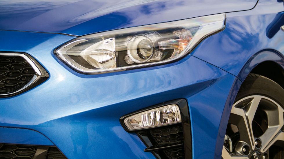 Η αιχμηρή εικόνα και η κομψή αισθητική τονίζεται από το μπλε μεταλλικό χρώμα του αυτοκινήτου της δοκιμής μας.