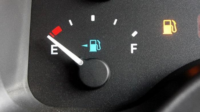 Το να ξεμείνεις από βενζίνη μπορεί να συμβεί σε όλους. Ωστόσο πρέπει να φροντίζεις ώστε το ρεζερβουάρ του αυτοκινήτου σου να είναι τουλάχιστον γεμάτο κατά 1/4. 