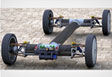 H διάταξη της πλατφόρμας που περιλαμβάνει υβριδικό σύστημα με ηλεκτροκινητήρα, κινητήρα εσωτερικής καύσης και από ένα μικροκινητήρα σε κάθε τροχό 