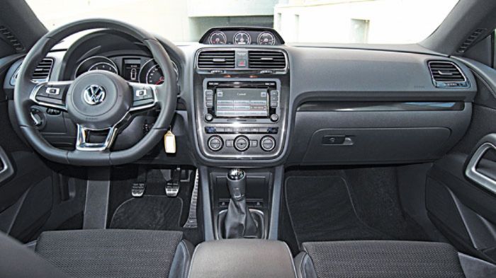 Το εσωτερικό του Volkswagen Scirocco είναι καλοφτιαγμένο και διαθέτει σπορτίφ αύρα χάρη στο flat bottom τιμόνι και τα τρία οργανάκια στο ταμπλό.