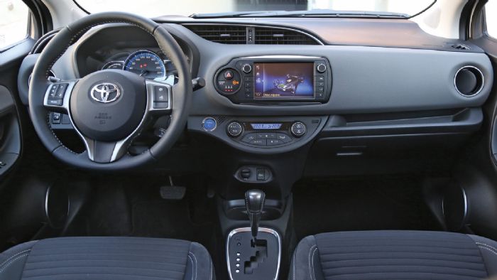 Το εσωτερικό του Toyota Yaris σε κερδίζει με την καλή συναρμογή των υλικών και την πρακτικότητά του, ενώ και ο διάκοσμος είναι πολύ πιο ενδιαφέρον.
