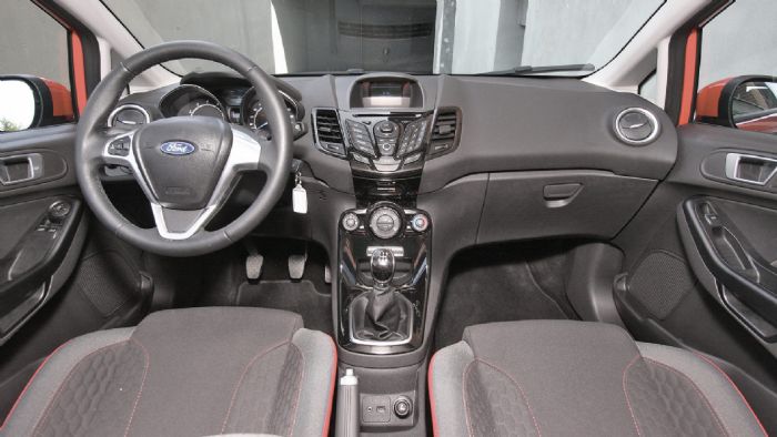 Ποιοτικό αλλά με μικρές ατέλειες στη συναρμογή είναι το εσωτερικό του Ford Fiesta. Κερδίζει σε σχεδίαση, ενώ η λογική των κουμπιών στην κεντρική κονσόλα θέλει ένα μικρό χρόνο εξοικείωσης. Ακόμη λείπει η μεγάλη οθόνη αφής.