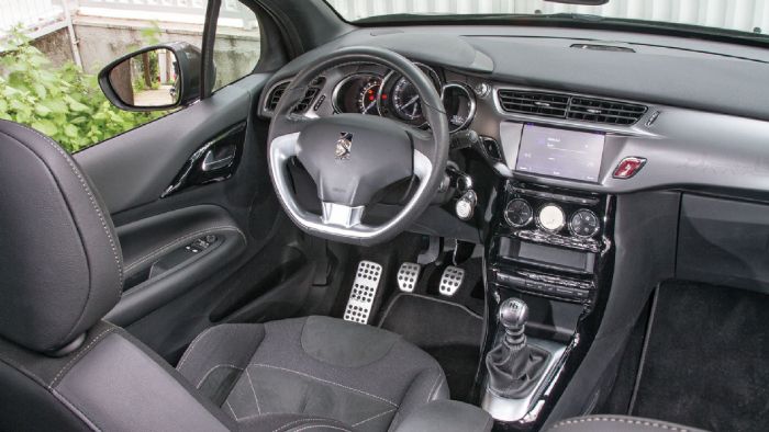 Διαφορετικό είναι και στο εσωτερικό του το DS3 Cabrio, με σύγχρονο και premium διάκοσμο και σπορ στοιχεία. 
