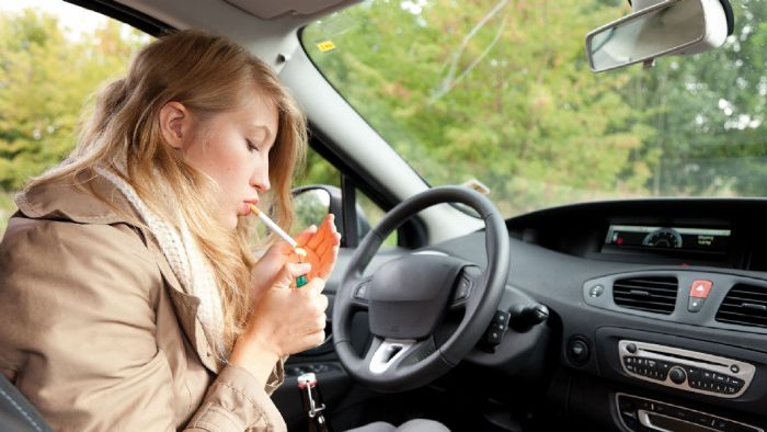 Ο οδηγός κατά το άναμμα του τσιγάρου μπορεί να αφήσει εντελώς τα χέρια του από το τιμόνι, κίνηση εξαιρετικά επικίνδυνη.