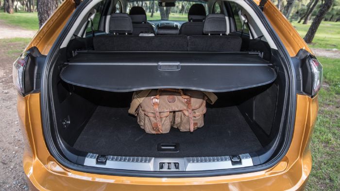 Η Ford ανακοινώνει όγκο 602 λτ. με την πλάτη των πίσω καθισμάτων στη θέση τους, ενώ με την αναδίπλωσή της ο χώρος αυξάνεται στα 1.847 λτ. 