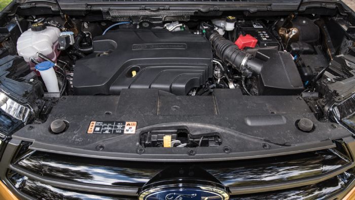 O biturbo 2,0 TDCi κινητήρας των 210 ίππων και των 450 Nm ροπής κινεί με άνεση το θηριώδες Ford Edge των 1.949 κιλών προσφέροντας καλές επιδόσεις, πολιτισμένα χαρακτηριστικά λειτουργίας, αλλά και ευχά