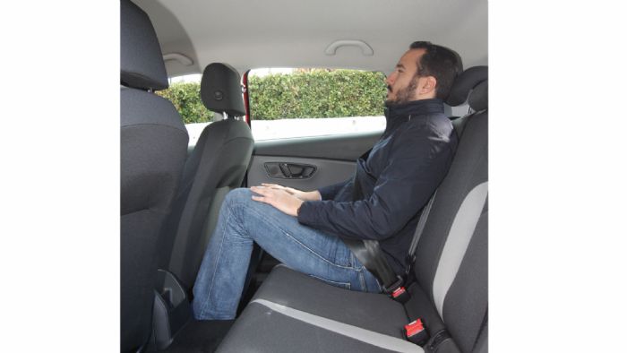 Το SEAT Leon είναι το πιο «χαμηλοτάβανο» για τους πίσω επιβάτες, όμως έχει και το περισσότερο αέρα για τα γόνατα, που σημαίνει πως μπορείς να «απλωθείς».
