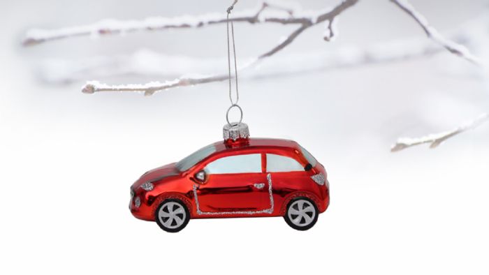 Οι φίλοι του αυτοκινήτου χαίρονται με χριστουγεννιάτικα δώρα, όπως αυτά που παρουσιάζει η Opel στην τελευταία της συλλογή. 