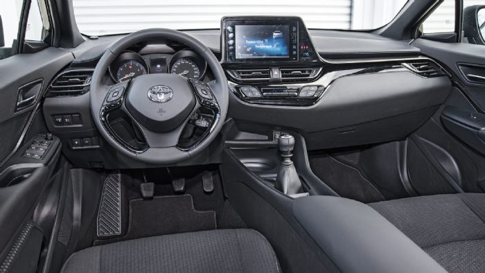 Υψηλή ποιότητα, φουτουριστικός σχεδιασμός και άψογη εργονομία χαρακτηρίζουν το οδηγοκεντρικό ταμπλό του Toyota C-HR.