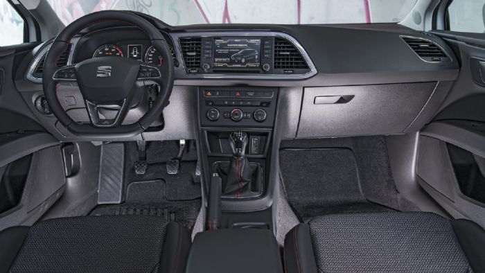 Kαμία αλλαγή στην σχετικά λιτή καμπίνα του SEAT Leon, που πάντως είναι καλοφτιαγμένη και πρακτική.