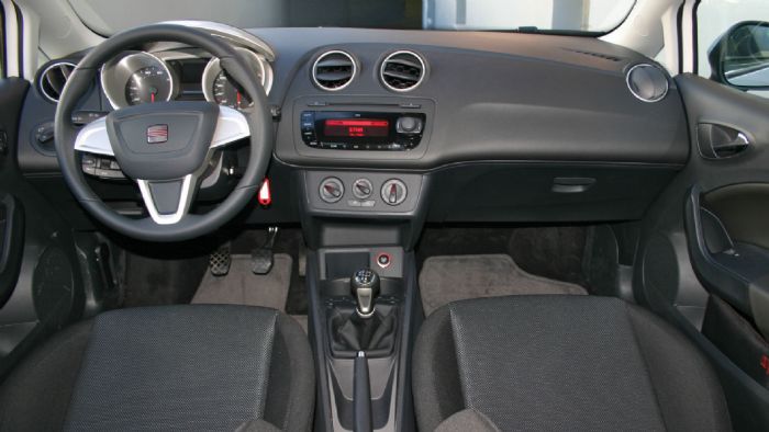 Λιτό στη σχεδίαση, αλλά πολύ ποιοτικό είναι το εσωτερικό του SEAT Ibiza, το οποίο διατηρείται με μικρές αλλαγές μέχρι και σήμερα.