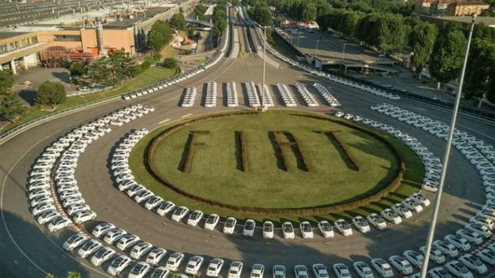 Η παράδοση έγινε στην πίστα δοκιμών της Fiat στο Μιραφιόρι.
