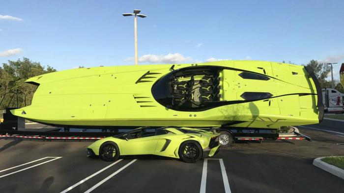 Η Lamborghini Aventador SV και το αγωνιστικό καταμαράν, τα οποία όπως μπορείτε να δείτε μοιάζουν στα αδέρφια.