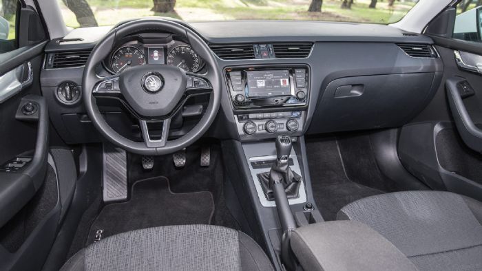Όμορφο σχεδιαστικά είναι το εσωτερικό της Octavia προβάλλοντας πολύ καλή ποιότητα κατασκευής και φινιρίσματος. 