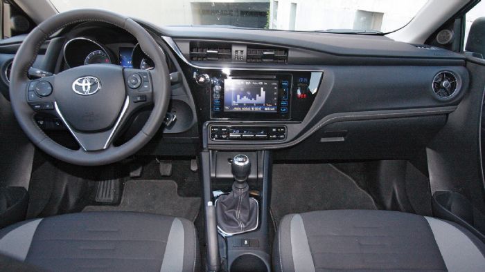 Το εσωτερικό του Toyota Auris ακολουθεί τα γενικότερα υψηλά στάνταρ στο πεδίο της ποιότητας, των μοντέλων της ιαπωνικής φίρμας.