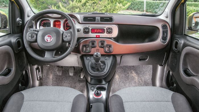 Το εσωτερικό του Fiat Panda Cross είναι ευχάριστο αισθητικά και καλοφτιαγμένο. Cabrio, βέβαια, και σπαρτιατικό αυτό του Uxv της Kymco.