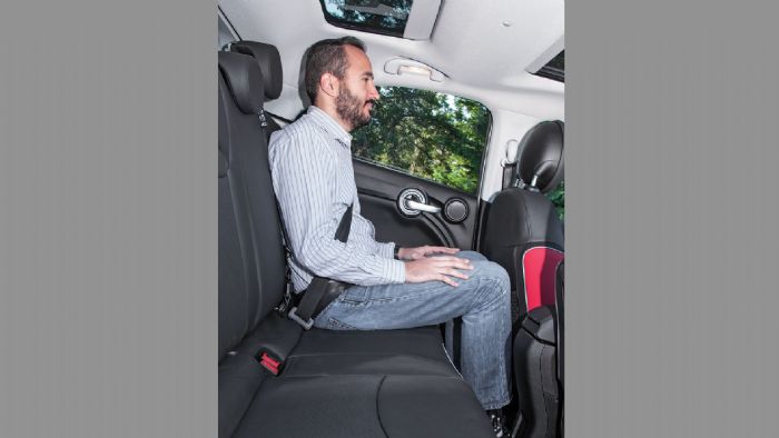 ¶νετους χώρους προσφέρει το Fiat 500X, που εμφανίζει τον καλύτερο χώρο για τα γόνατα των πίσω επιβατών.
