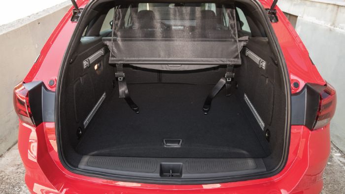 Το πόρτ-μπαγκάζ ξεκινά από τα 540 λτ. και φτάνει τα 1.630 λτ., διαθέτει πολλές έξυπνες λύσεις για την τακτοποίηση των αποσκευών, ενώ τα πίσω καθίσματα πέφτουν με μια απλή κίνηση, πατώντας ένα κουμπί σ