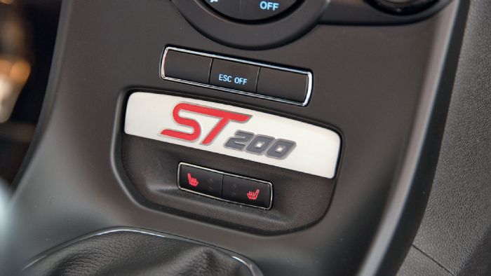 To λογότυπο ST200 στη βάση της κεντρικής κονσόλας είναι ένα από τα ξεχωριστά στοιχεία αυτής της έκδοσης του Fiesta.