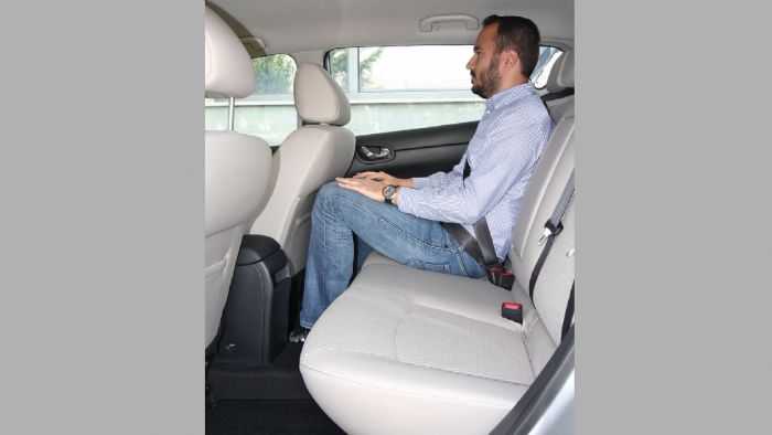 Με το κορυφαίο μεταξόνιο στην κατηγορία, οι χώροι για τα γόνατα των πίσω επιβατών του Nissan Pulsar είναι εξαιρετικοί.