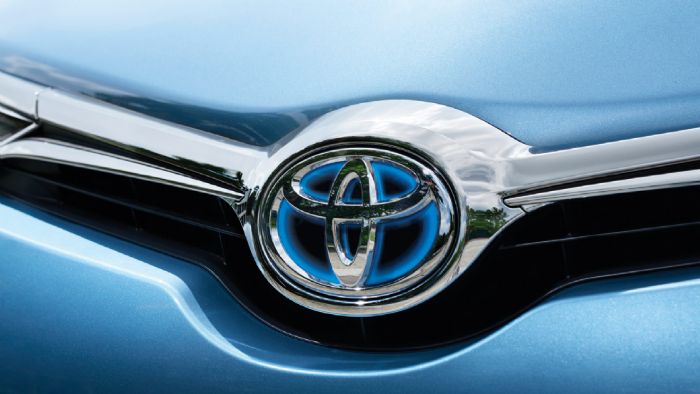 Το μπλε λογότυπο της Toyota στο μπροστά και πίσω μέρος είναι χαρακτηριστικό αισθητικό στοιχείο των υβριδικών εκδόσεων.
