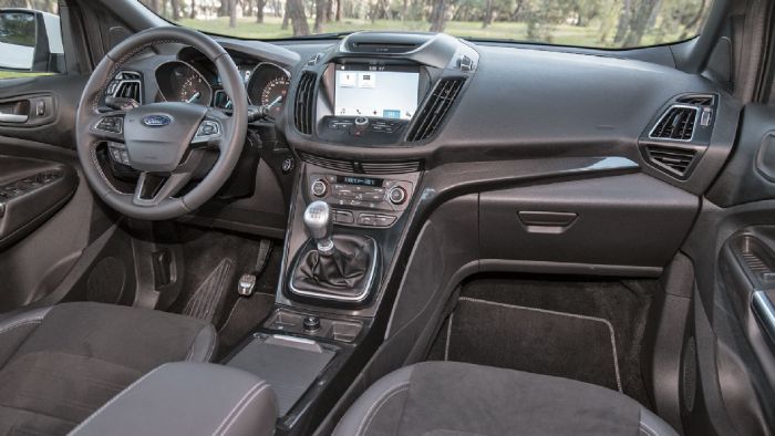 Το εσωτερικό του ανανεωμένου Ford Kuga βελτιώθηκε σε όλα τα επίπεδα, εμφανίζοντας ακόμα καλύτερη ποιότητα κατασκευής και πιο σύγχρονο διάκοσμο.