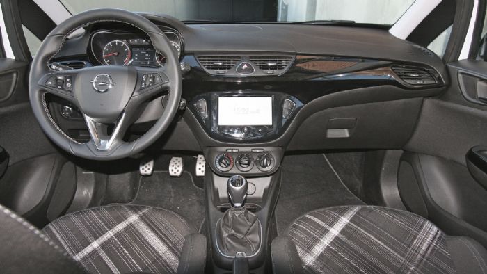 Το Opel Corsa διαθέτει το πιο μοντέρνο εσωτερικό διάκοσμο, όπου σχεδιαστικά ξεχωρίζει το V που δημιουργείται στην ένωση του ταμπλό με την κονσόλα.
