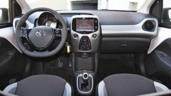 Το εσωτερικό του Aygo θυμίζει αυτοκίνητο μεγαλύτερης κατηγορίας, αίσθηση για την οποία κατά ένα μέρος οφείλεται και στην μεγάλη οθόνη αφής 7 ιντσών.
