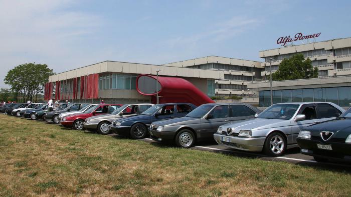 Μέλη των ιταλικών ιστορικών club Alfa Romeo συγκεντρώθηκαν σε μια μεγαλειώδη συνάντηση με τα αυτοκίνητά τους στην πίστα της Vallelunga.