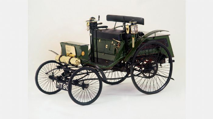 Το Arnold Benz Motor Carriage που βλέπετε, το 1896 το σταμάτησε ποδηλάτης της αστυνομίας, γιατί έτρεχε με 8 μίλια/ώρα, σχεδόν 13 χλμ./ώρα δηλαδή. Ο ιδιοκτήτης του, Walter Arnold, έφαγε την πρώτη κλήση