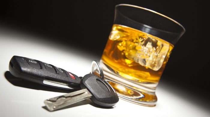 Ο συνοδηγός φέρει ευθύνη αν ο οδηγός είναι υπό την επήρεια αλκοόλ. 

