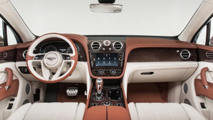 Πολυτελές το εσωτερικό της Bentley Bentayga. Στο κέντρο της κονσόλας ξεχωρίζει η 8ιντση οθόνη του infotainment. Πολυτελές το εσωτερικό της Bentley Bentayga. Στο κέντρο της κονσόλας ξεχωρίζει η 8ιντση οθόνη του infotainment.