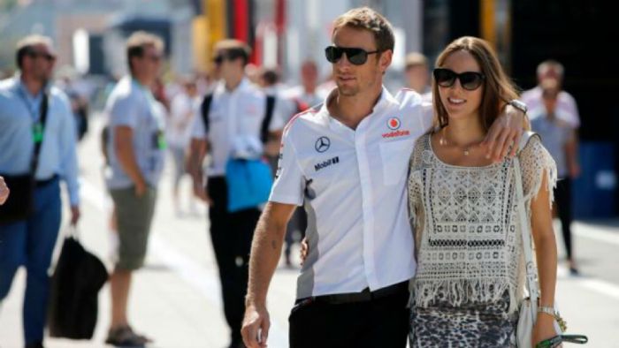 Ο πιλότος της McLaren δηλώνει ανακουφισμένος, επειδή εκείνος και η γυναίκα του γλύτωσαν από τους ληστές.