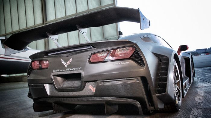 Η αγωνιστική Corvette ξεχωρίζει από το πρησμένο carbon bodykit, ειδικά κατασκευασμένο για αυτή.