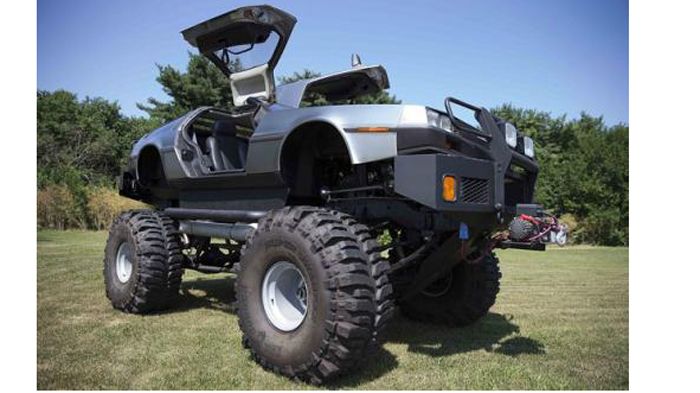 Το εικονιζόμενο «θηριώδες» monster truck αποτελεί μια από τις μετατροπές ενός DeLorian, του μανιώδους συλλέκτη.