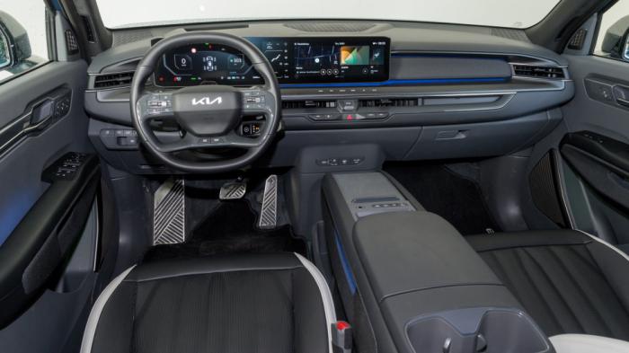 Πολύ καλή η ποιότητα κατασκευής στο θηριώδες SUV της Kia, που διαθέτει εντυπωσιακό digital διάκοσμο και την τελευταία λέξη της σχετικής τεχνολογίας. 