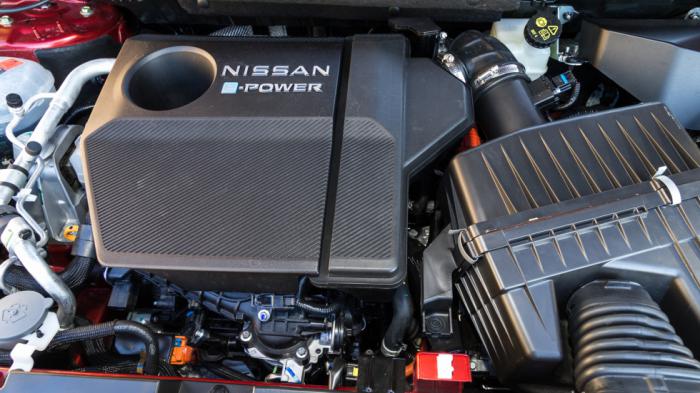 Το Nissan Qashqai e-Power διαθέτει έναν 3κύλινδρο θερμικό κινητήρα μεταβλητής συμπίεσης 1,5 λτ. (156 ίππων) ο οποίος λειτουργεί ως γεννήτρια, παρέχοντας ενέργεια, η οποία αποθηκεύεται σε μια μπαταρία υψηλής τάσης (400 V) με χωρητικότητα 2,1 kWh ή διοχετεύοντάς την απευθείας στον ηλεκτροκινητήρα.