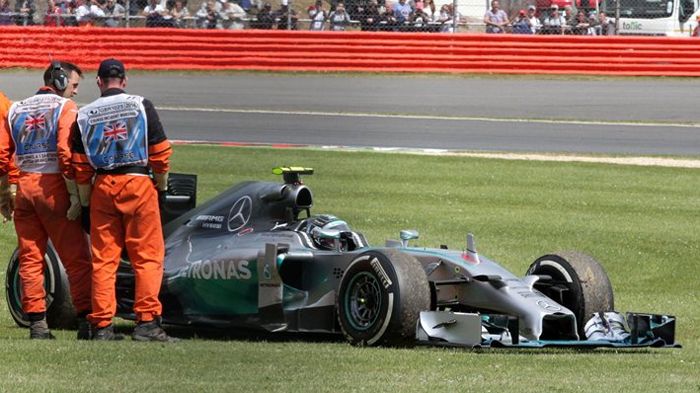 Η Mercedes AMG F1 W05 του Nico Rosberg έμεινε από κιβώτιο στον 29ο γύρο του GP του Silverstone, ενώ βρισκόταν στην 1η θέση. Το πρόβλημα, όμως, λύθηκε.