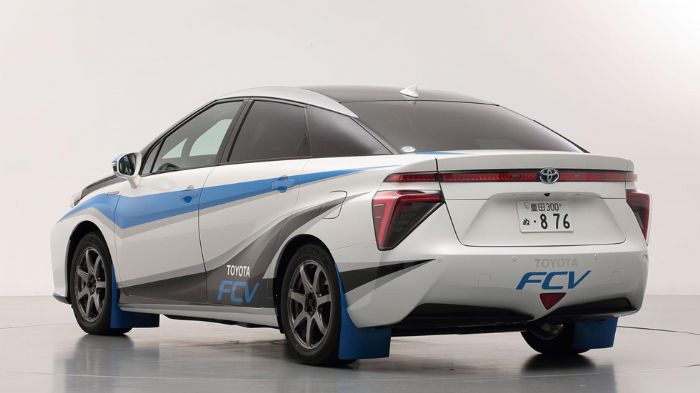 Το αγωνιστικό Toyota FCV διαθέτει άσπρο αμάξωμα με μπλε, ασημί και μαύρα γραφικά, ενώ έχουν προστεθεί σε αυτό λασπωτήρες και ελαφριές ζάντες αλουμινίου.
