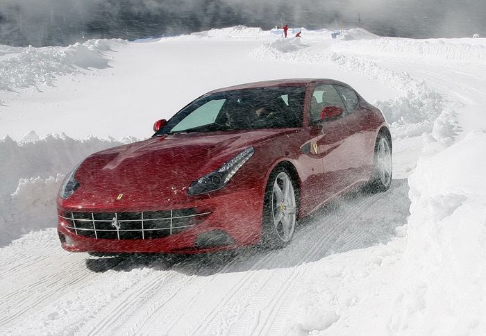 Η Ferrari αντί του ποσού των 8.500 ευρώ σας μαθαίνει να οδηγείτε μια FF στα χιόνια.