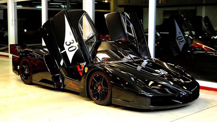 Η μοναδική μαύρη FXX από τις 30 που έχουν κατασκευαστεί συνολικά, δημιουργήθηκε ειδικά για τον Michael Schumacher και πωλείται λίγο πάνω από τα 2 εκατ. ευρώ.
