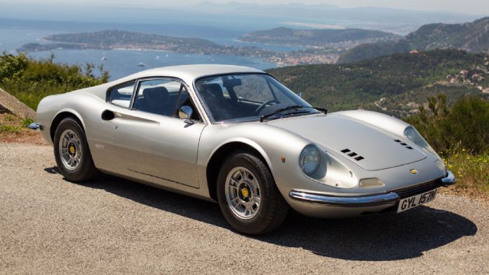 Η Ferrari Dino (φωτό) που κυκλοφορούσε από το 1968 έως το 1976, φαίνεται πως θα ξαναβρεθεί στους δρόμους ως ένα σύγχρονο κεντρομήχανο GT μοντέλο, απόδοσης 500 ίππων.