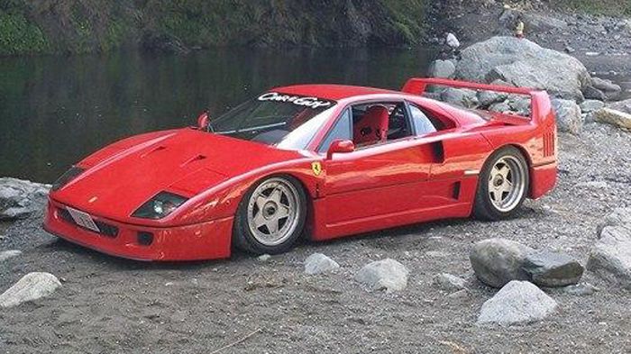 Η «θρυλική» Ferrari F40 είναι ένα σπορ υπεραυτοκίνητο, που κατασκευάστηκε μεταξύ του 1987 και του 1992 από την ιταλική αυτοκινητοβιομηχανία.