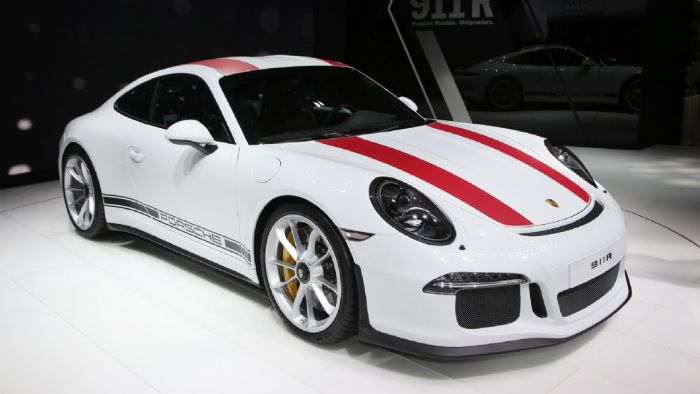Η Porsche παρουσίασε στη Γενεύη την 911 R, την ελαφρύτερη εκδοχή του θρυλικού της μοντέλου, η οποία θα φτιαχτεί σε 991 μόλις «κομμάτια». 