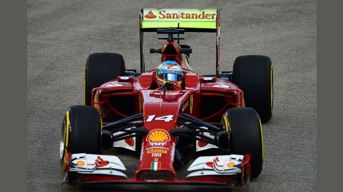 Ο Fernando Alonso υποσκέλισε το δίδυμο της Mercedes στα 1α ελεύθερα δοκιμαστικά του GP Σιγκαπούρης, καθώς η Ferrari του ήταν ταχύτερη από το μονοθέσιο του 2ου Lewis Hamilton κατά 0,122 δλ.