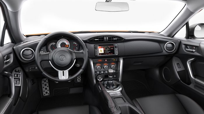 Το Toyota GT86 Model Year 2015 διαθέτει πλέον επένδυση από ανθρακονήματα στο ταμπλό του εσωτερικού του.
