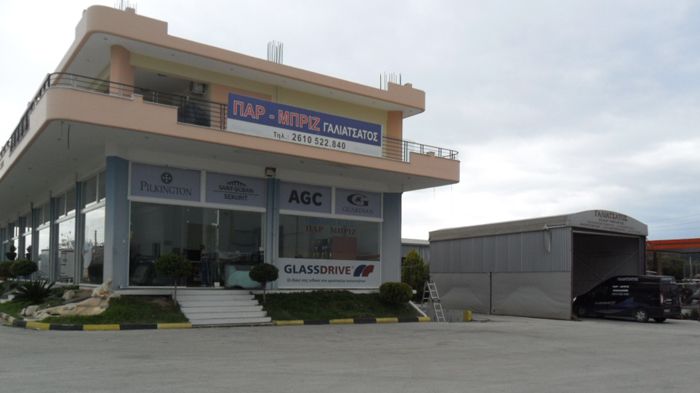 Οι εγκαταστάσεις του νέου σταθμού της GLASSDRIVE στην Πάτρα φτάνουν τα 650 τ.μ. και βρίσκονται στην οδό Α. Παπανδρέου & Κων/νου Γκρέκα, στο Δήμο Παραλίας Πατρών.